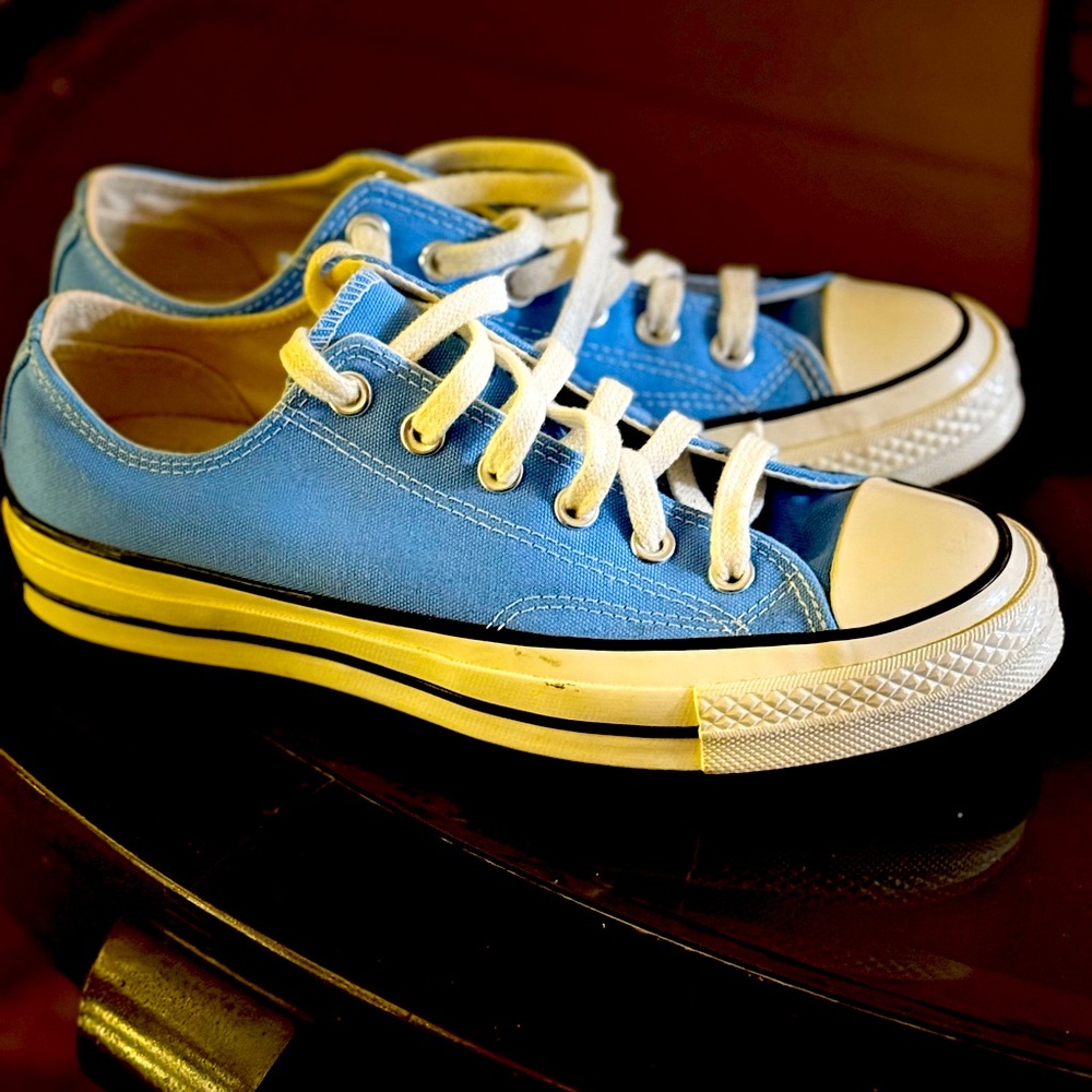 New,Women’s Blue Canvas Chuck Taylor’s Converse lowtops size 8. Never worn